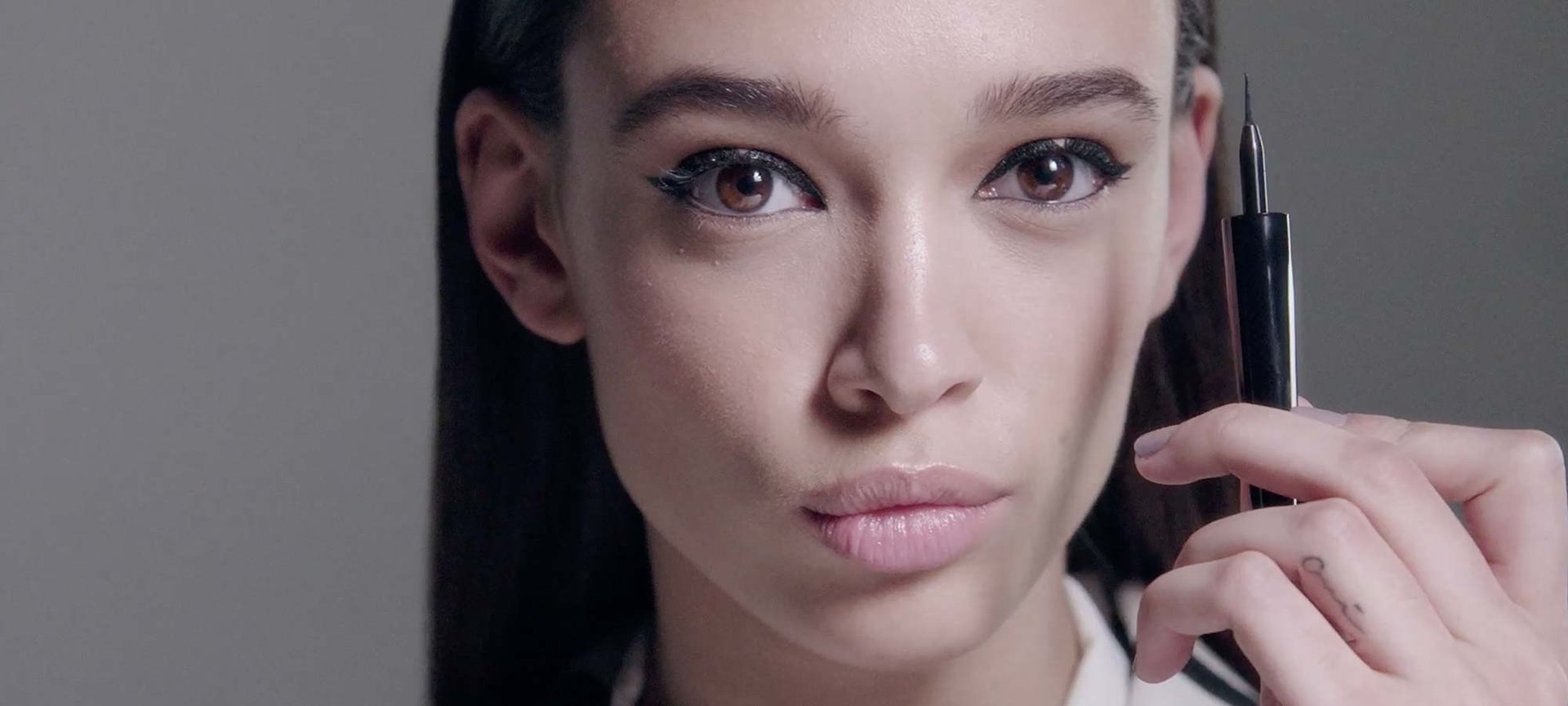 Descubre cómo aplicarte el eyeliner paso a paso con los eyeliners líquidos de punta fina de L’Oréal Paris.
